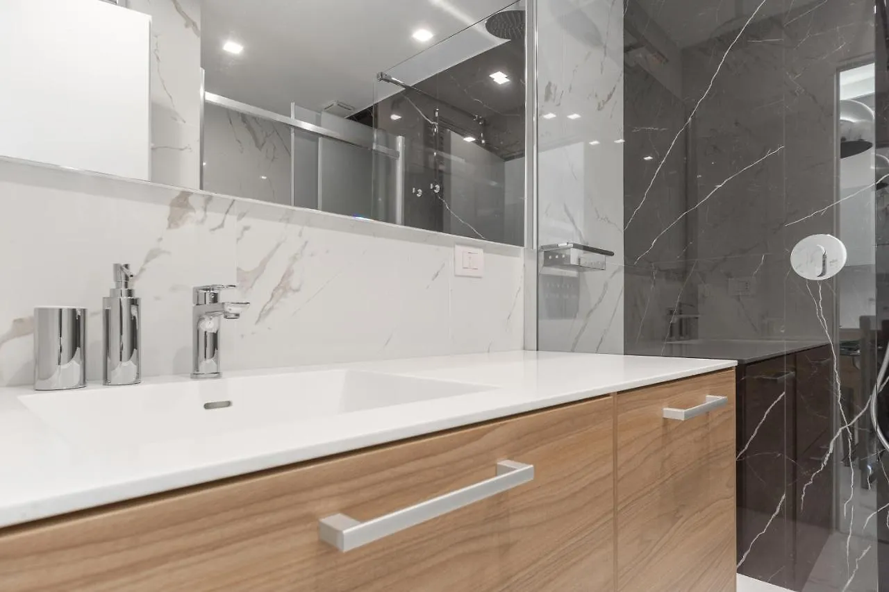 Milan Downtown Apartments إيطاليا